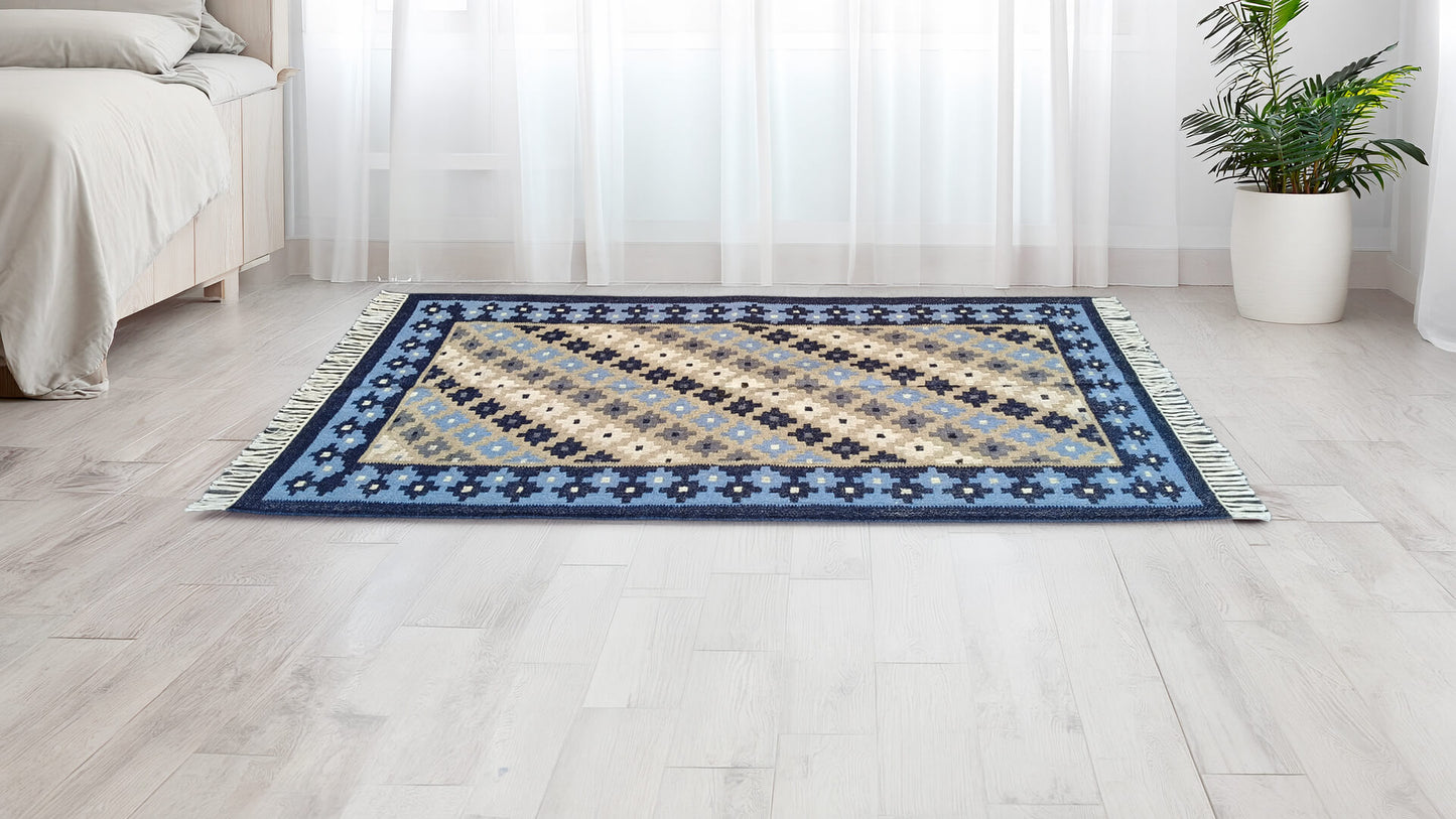 Blue and Beige Leher
